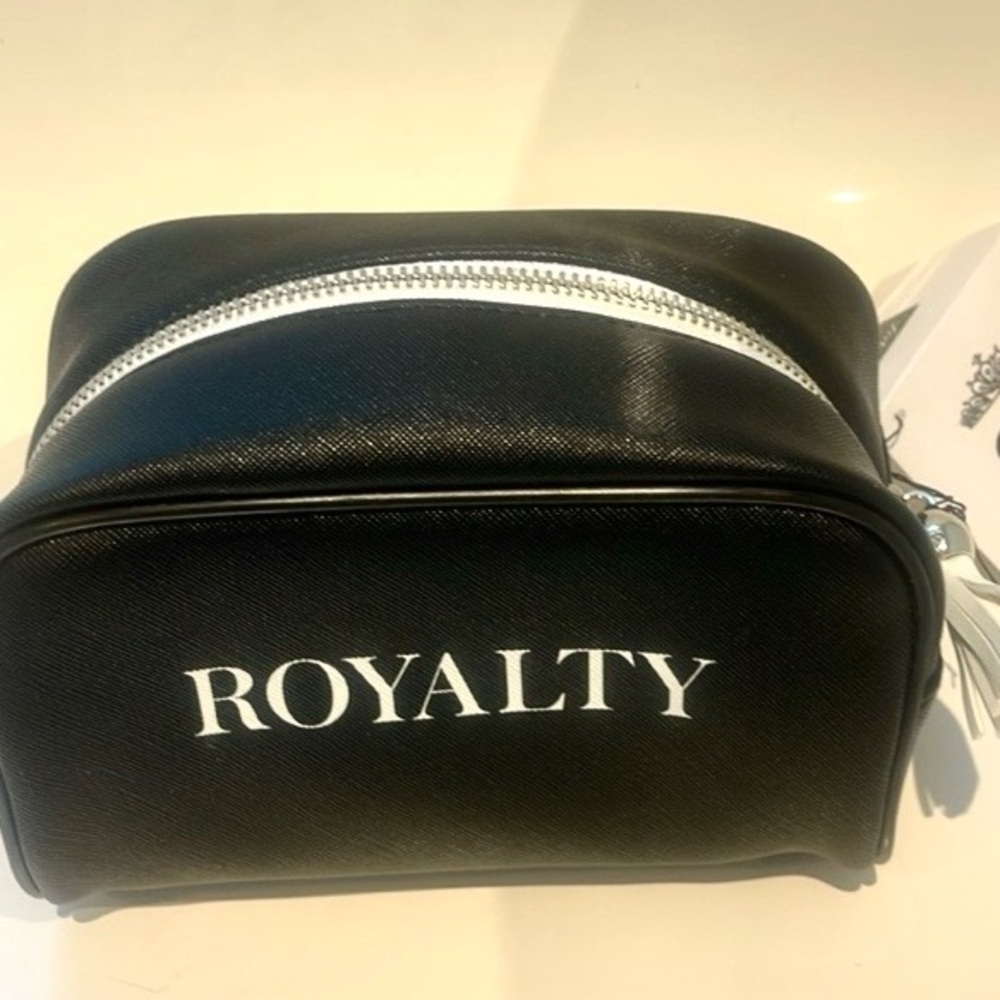 SAKS FIFTH AVENUE ROYALTY ZIP COSMETIC CASE NWT